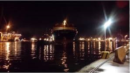 BUONA LA PRIMA : ESCE DI NOTTE UNA GRANDE NAVE DAL PORTO DI LIVORNO